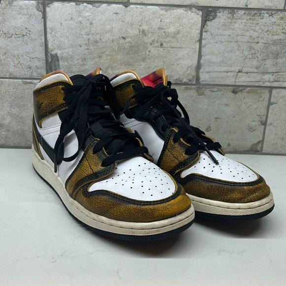 Air Jordan 1 Mid SE Sneakers - Picture 5 of 11